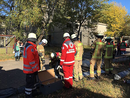 Bild von ehrenamtlichen Helfern von Feuerwehr und DRK.