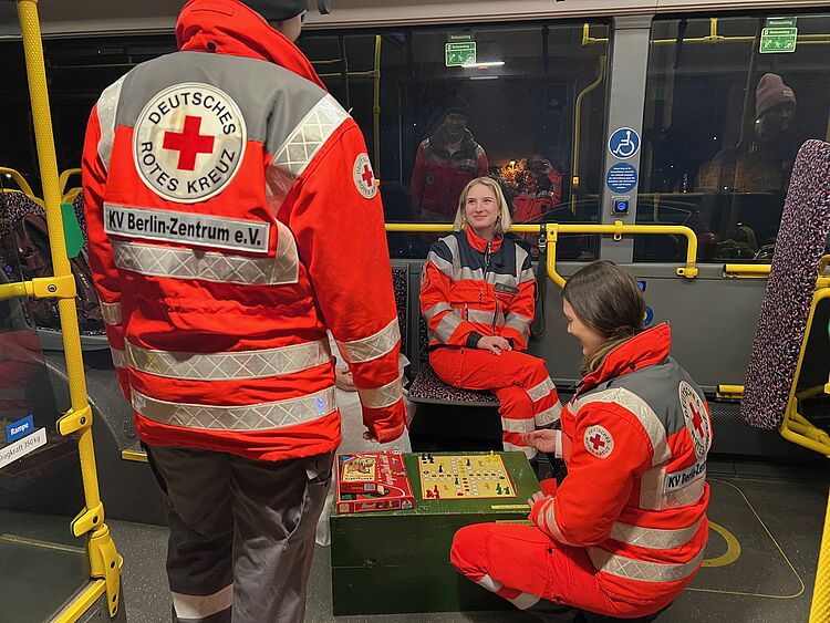 Helfer betreuen Personen im SEG Einsatz